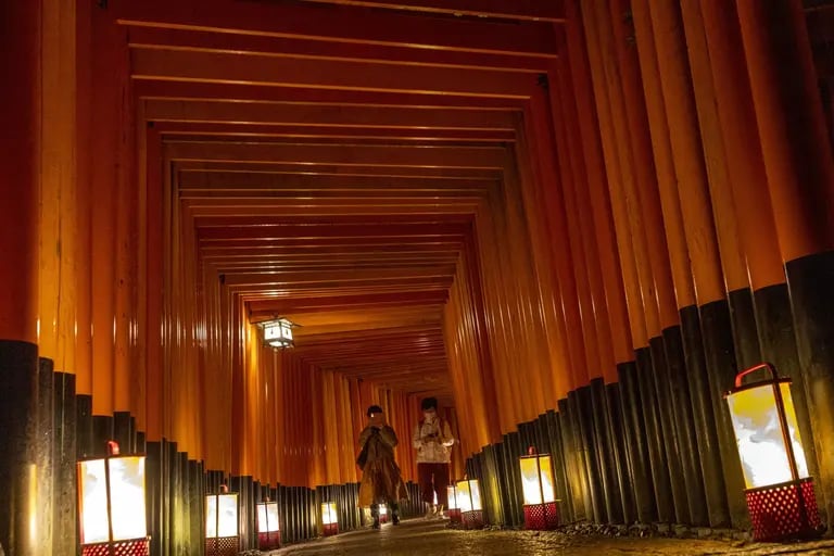 Turistas caminan por el sendero Torii en el santuario Fushimi Inari-Taisha, en Kioto, el 8 de octubre.dfd