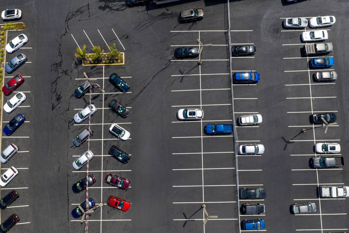 Vehículos en un lote casi vacío en un concesionario de autos en Richmond, California, el 1 de julio.dfd