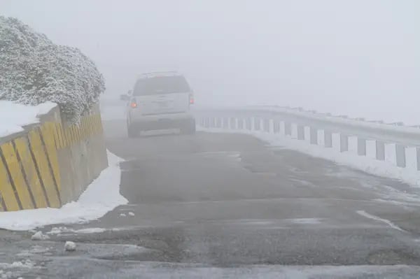 Un automóvil conduce a través de la nieve durante una tormenta en el Observatorio Lick en Mount Hamilton, California, EE. UU., el jueves 23 de febrero de 2023. Una tormenta invernal en expansión está arrasando el norte de EE. UU. esta semana, desatando un frío intenso y nieve desde California hasta Maine incluso cuando el sureste ve un calor récord. Fotógrafo: David Paul Morris/Bloomberg