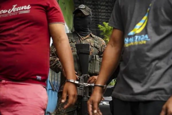 Con el Régimen de Excepción, el gobierno salvadoreño ha declarado la guerra a las pandillas. La medida data desde finales de marzo, tras un incremento en el número de homicidios.