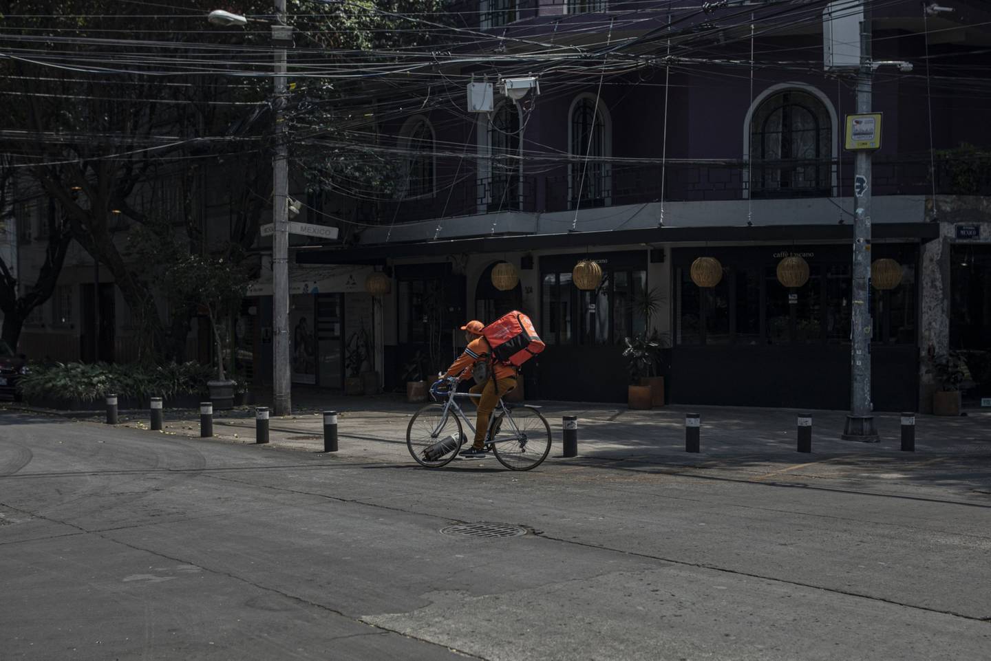Un trabajador monta en bicicleta mientras realiza una entrega de la app Rappi en Ciudad de México, México, el viernes 3 de abril de 2020.
