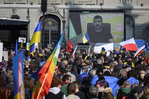 Volodímir Zelenskiy da un discurso durante una manifestación contra la invasión rusa de Ucrania, en Berna, el 19 de marzo. Fotógrafo: Fabrice Coffrini/AFP/Getty Images