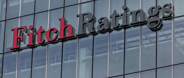 Agencia calificadora de deuda Fitch Ratings, en un edificio del distrito de negocios Canary Wharf en Londres, Reino Unido