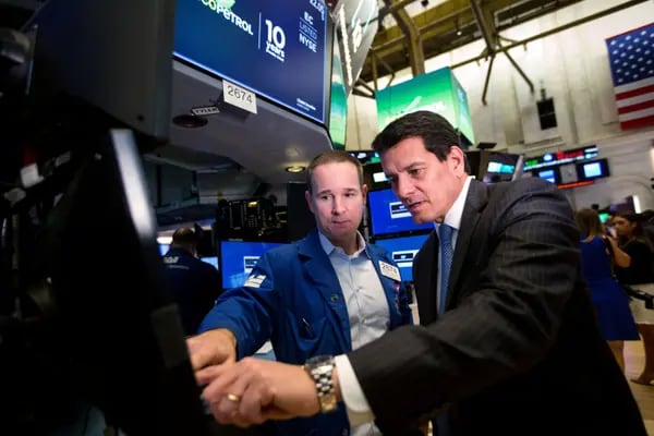 Felipe Bayón, presidente de Ecopetrol, a la derecha, habla con un trader en la Bolsa de Nueva York en Estados Unidos el viernes 24 de agosto de 2018. Fotógrafo: Michael Nagle/Bloomberg