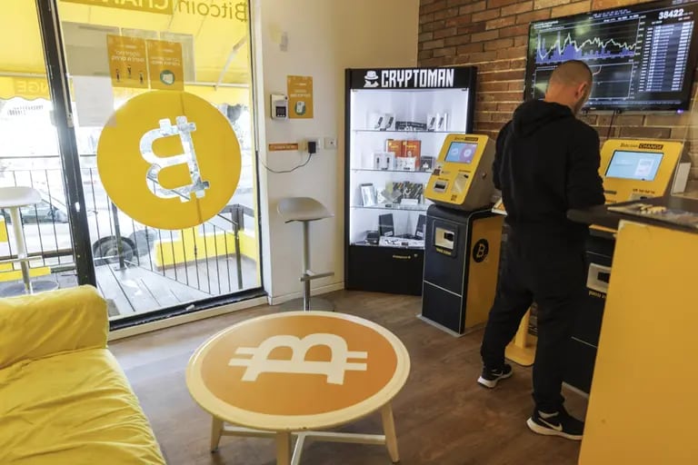Un cliente usa un cajero automático (ATM) de bitcoin dentro de una oficina en Tel Aviv, Israel, el miércoles 2 de febrero de 2022.dfd