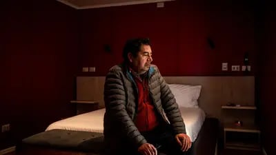 Víctor Melinao, empresario mapuche, en una habitación del hotel que posee en Temuco.Fotógrafo: Cristóbal Olivares/Bloomberg