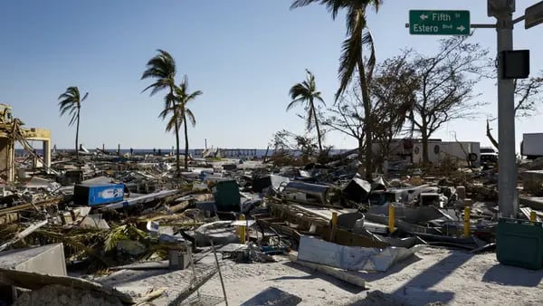 El huracán Idalia se dirige al norte mientras Florida se prepara para un desastredfd