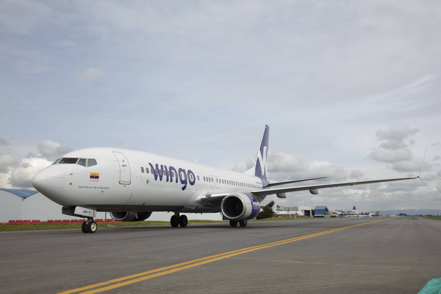 Avión de Wingo, la aerolínea colombiana de bajo costo