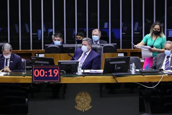 Arthur Lira (C), presidente da Câmara, abre o debate com o presidente da Petrobras, Joaquim Luna (E)