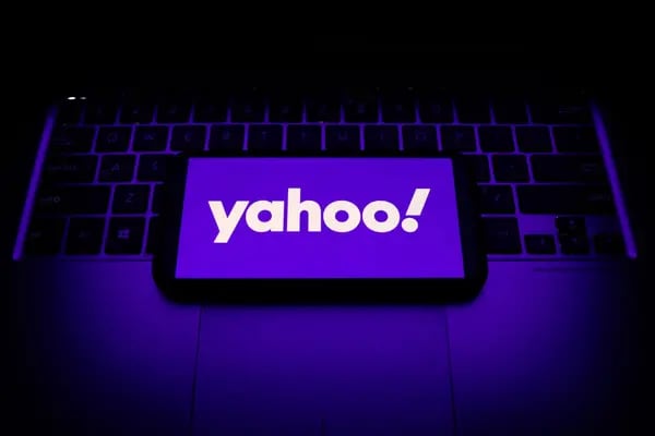 Un celular muestra el logo de Yahoo