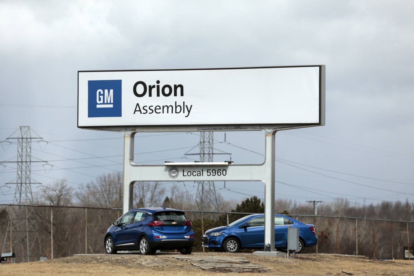 Carteles expuestos en el exterior de la planta de montaje de General Motors Co. Orion Assembly, en Orion Township, Michigan.