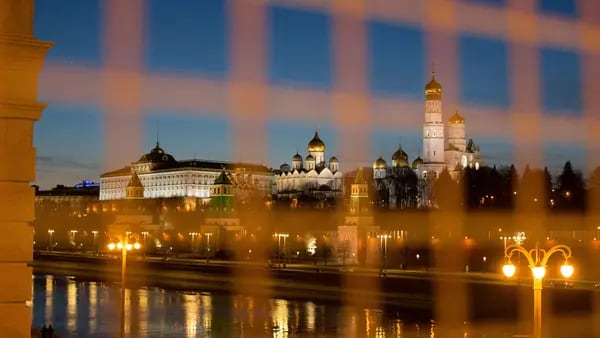 Multimillonarios rusos están cambiando la composición de sus fortunas mientras puedendfd