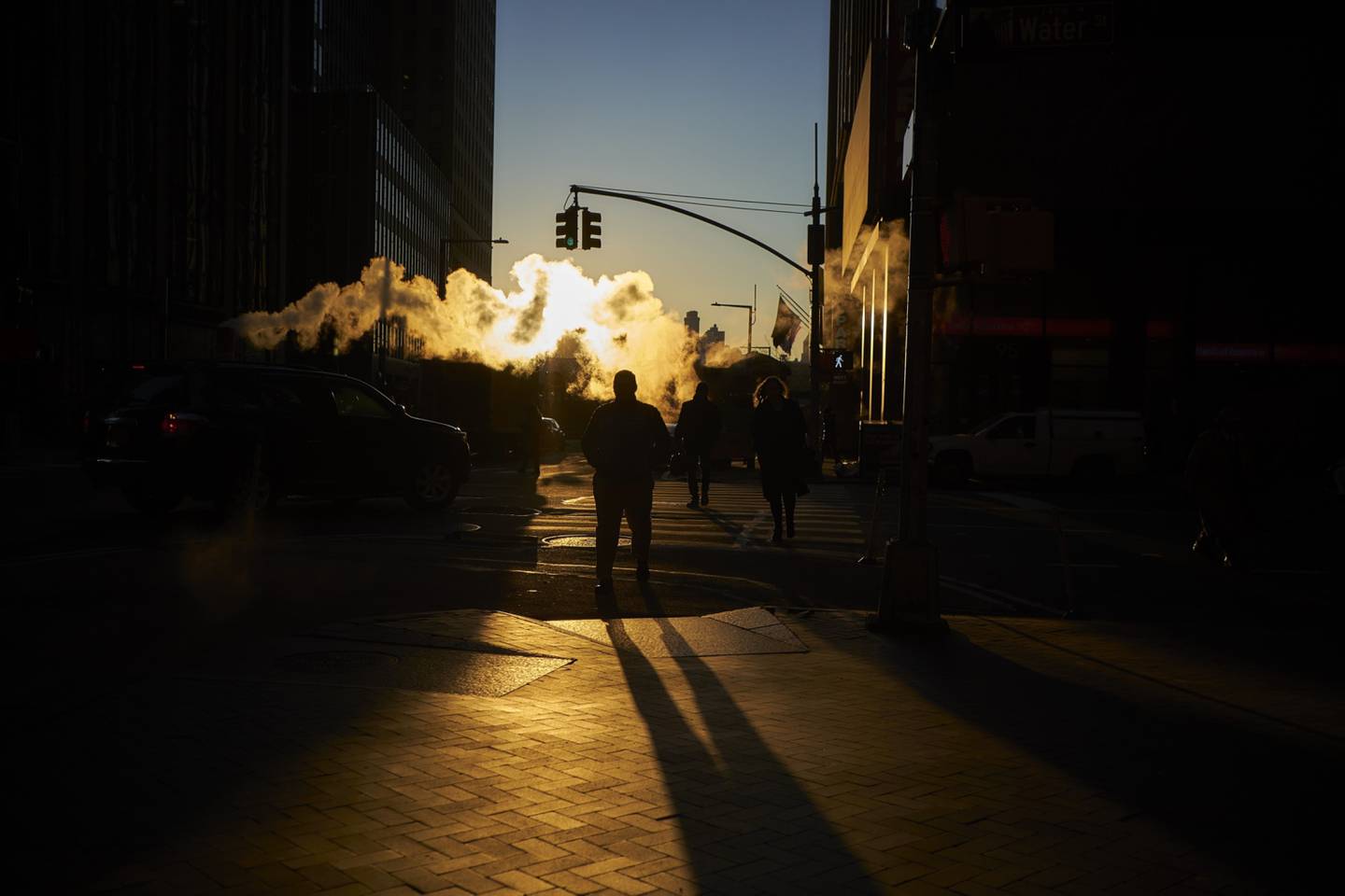 El vapor se eleva mientras los peatones cruzan una calle cerca de la Bolsa de Nueva York (NYSE) en Nueva York, Estados Unidos, el jueves 27 de diciembre de 2018.  Fotógrafo: John Taggart/Bloomberg