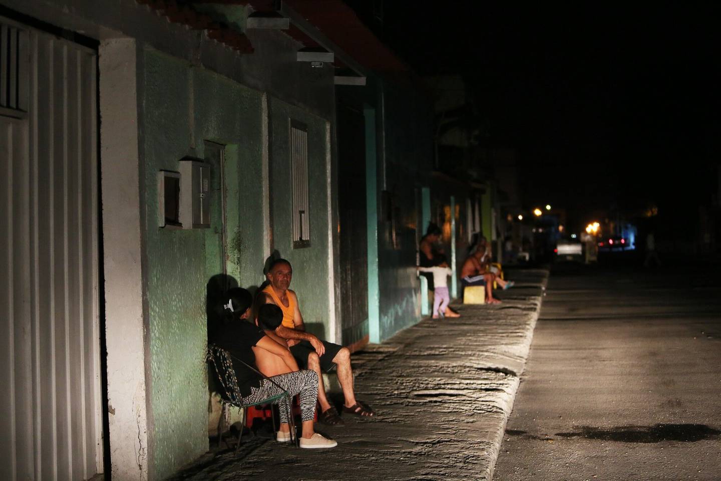 Vecinos se reúnen durante un apagón en las calles de Barquisimeto, Venezuela, en abril 28, 2023
