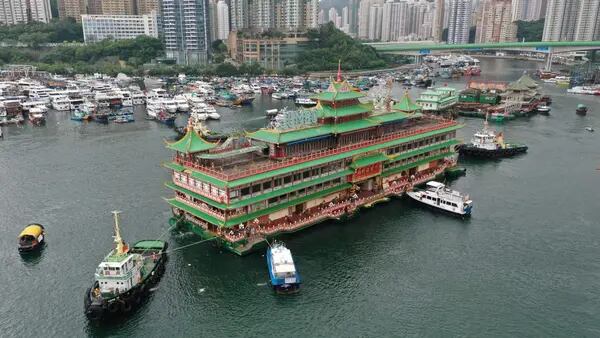 Vuelca en el mar el restaurante flotante Jumbo de Hong Kongdfd