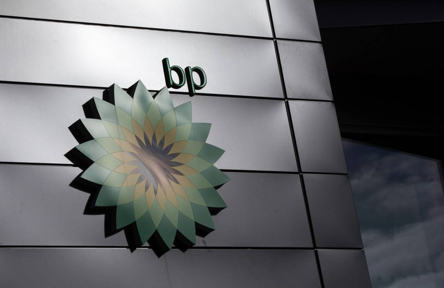 El logo de la compañía petrolera BP en la entrada del edificio central de BP en Milton Keynes, Reino Unido.