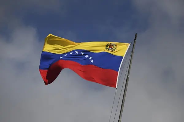 La bandera nacional venezolana en Caracas, Venezuela.