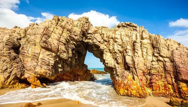 Pedra Furada, uma das atrações naturais da praia de Jericoacoara, no litoral oeste do Ceará