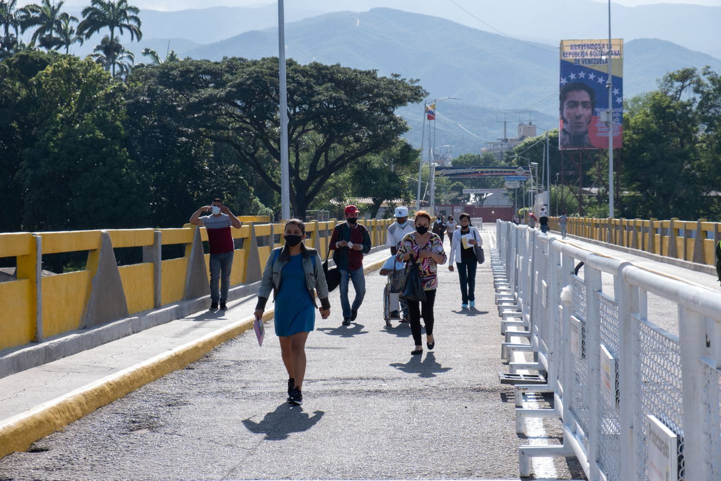 Venezolanos cruzan el Puente Internacional Simón Bolívar cerca de la frontera con Venezuela en Cúcuta, Colombia, el jueves 7 de octubre de 2021.dfd