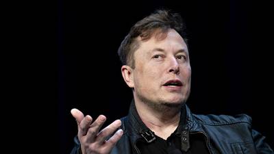 Elon Musk vincula la fortuna de Tesla al negocio publicitario de Twitterdfd
