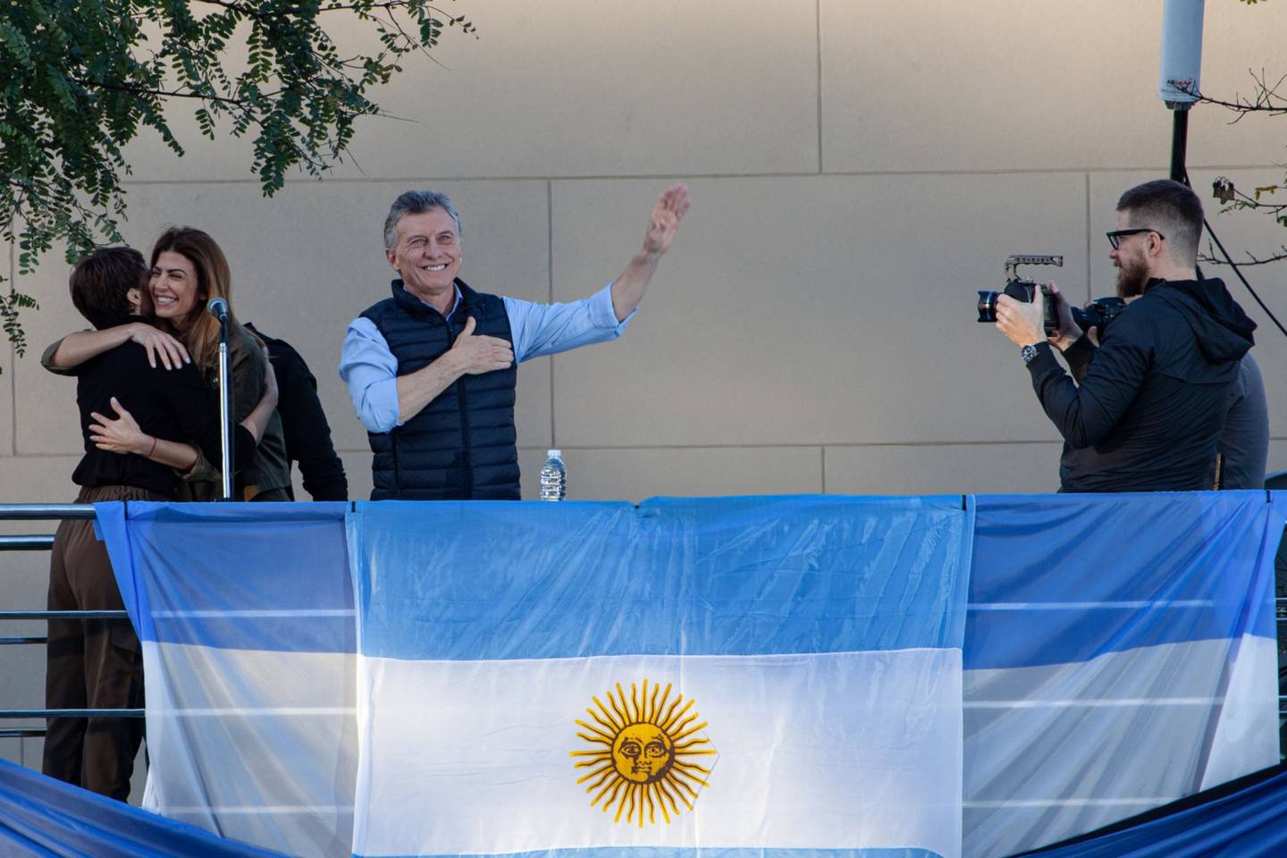El ex presidente argentino saluda a sus seguidores durante la campaña electoral de 2019.