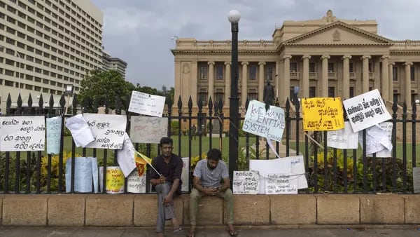 Primer ministro de Sri Lanka renuncia en medio de una ola de violenciadfd