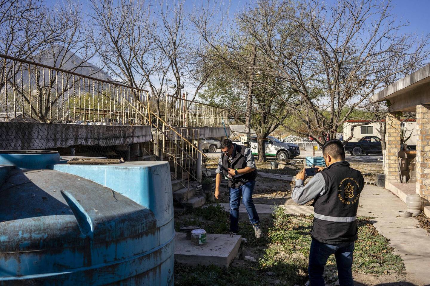 Inspectores de regulación ambiental colocan sellos de cierre de agua por incumplimiento en General Escobedo, Nuevo León.dfd