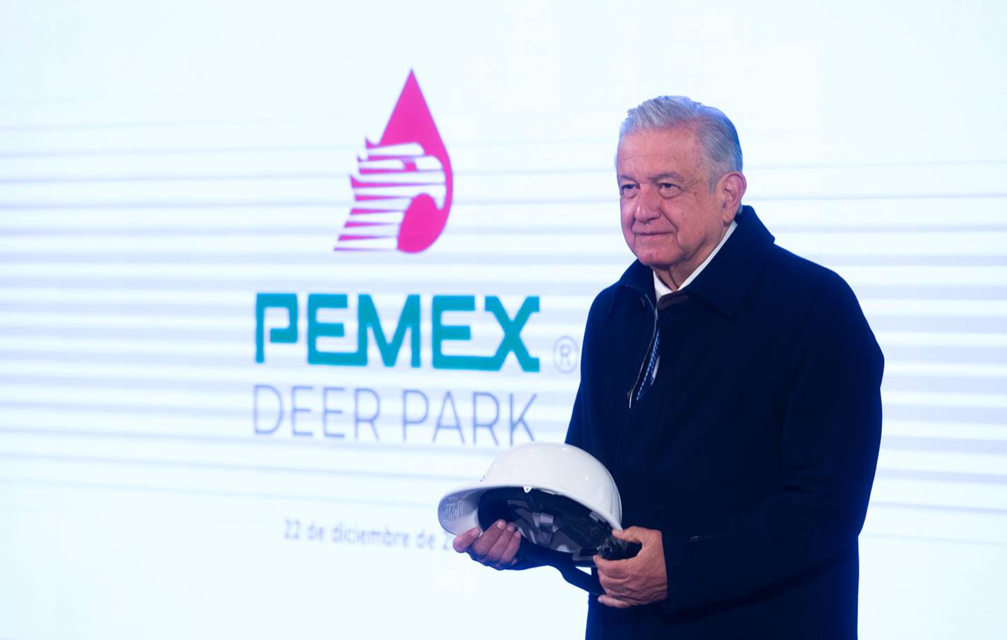 Andrés Manuel López Obrador, presidente de México, sostiene un casco de Petróleos Mexicanos (Pemex) con el nombre de la refinería Deer Park, tras anunciar que el gobierno de EE.UU. autorizó la compra total del complejo refinador.