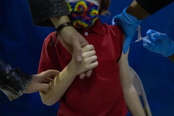 Un trabajador sanitario administra una dosis de la vacuna contra el Covid-19 de Pfizer-BioNTech a un niño en una clínica de vacunación del Ejército de Salvación en Filadelfia, Pensilvania, Estados Unidos, el viernes 12 de noviembre de 2021.