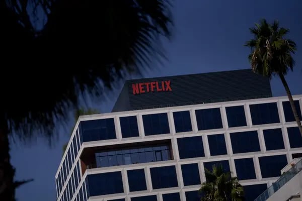 Letreiro da Netflix em Los Angeles: gigante do streaming tem crescido enquanto concorrentes 'patinam'