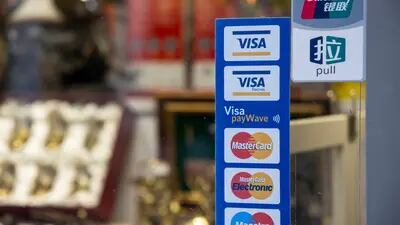 Visa e Mastercard suspenderam as operações e isola pagamentos por cartão na Rússia