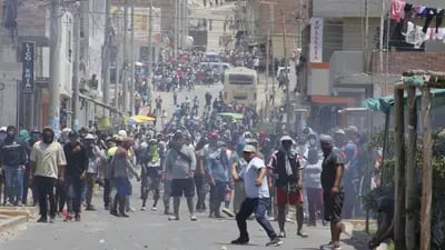 Los manifestantes bloquean la Avenida Las Flores durante las protestas en Trujillo, Perú, el jueves 15 de diciembre de 2022.Fotógrafo: Arturo Gutarra Chávez/Bloomberg