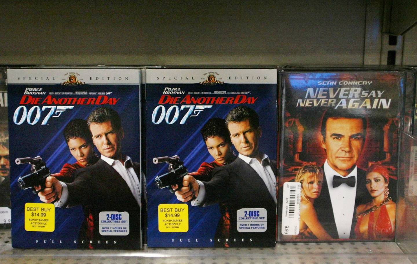 Los DVD de James Bond aparecen en la estantería de la tienda de electrónica Best Buy en Culver City, California, el 14 de septiembre de 2004. (BLOOMBERG NEWS/Danny Moloshok)dfd