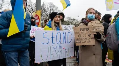 Manifestantes protestan contra la invasión rusa de Ucrania frente a la Casa Blanca en Washington, D.C., Estados Unidos, el jueves 24 de febrero de 2022.