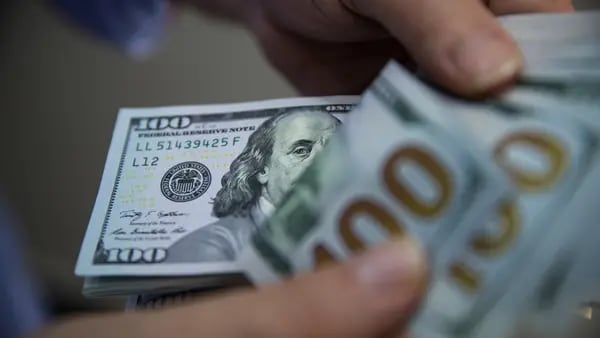 Por la disparada del dólar, Gobierno argentino llamó a brokers para que no vendan CCLdfd