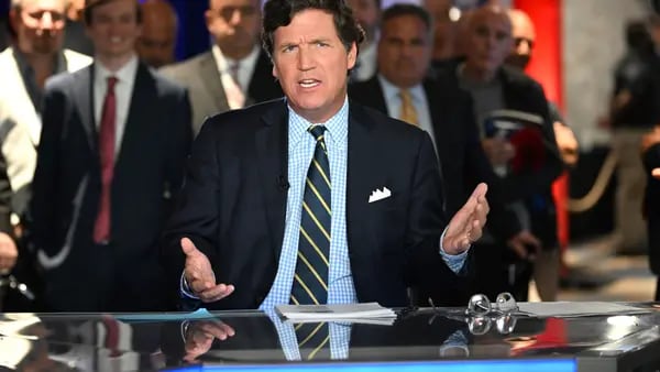 Tucker Carlson deja Fox News tras acuerdo con Dominion por demanda millonariadfd