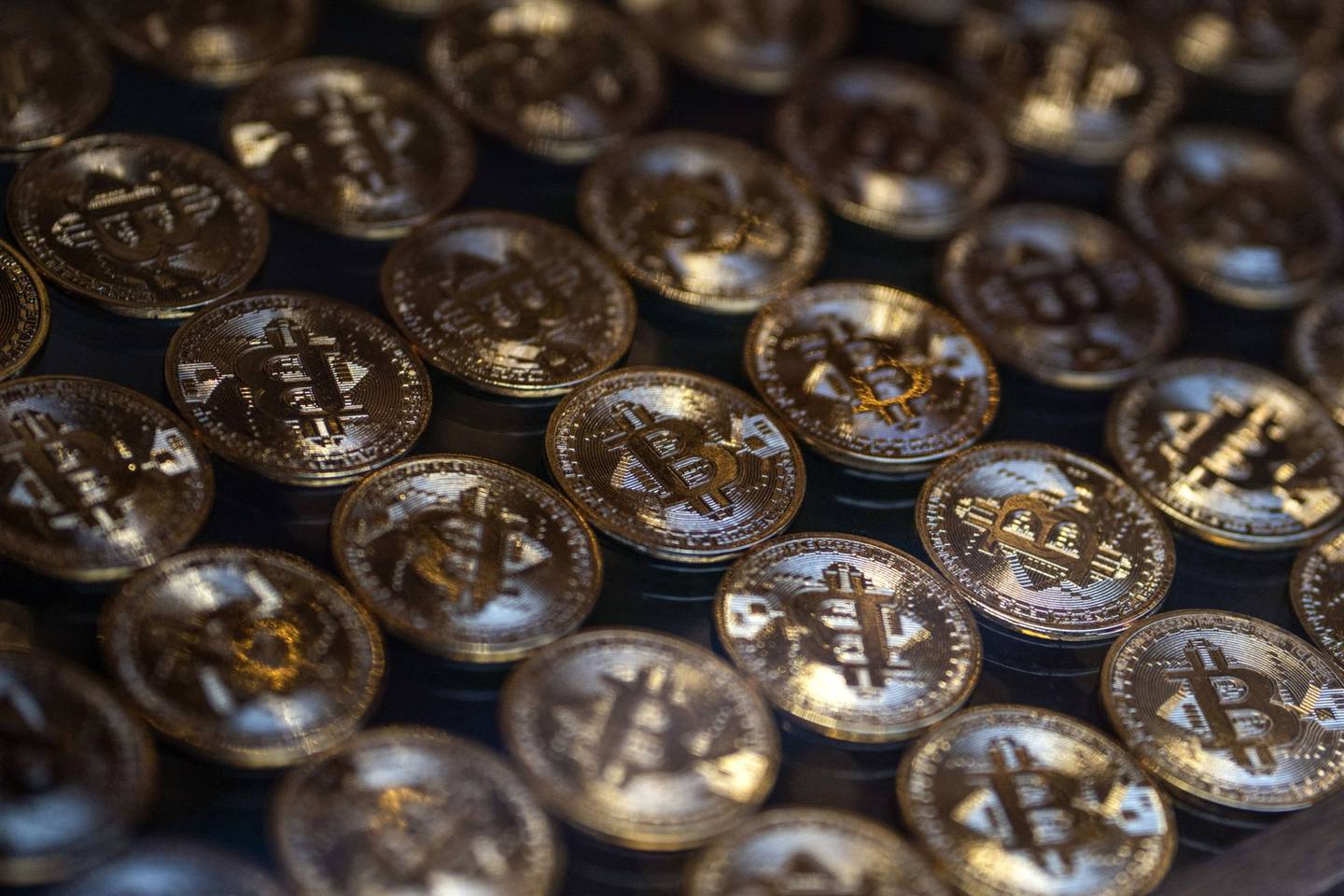 Ilustración de fichas de bitcoin en el escaparate de un quiosco de criptodivisas en Estambul, Turquía.