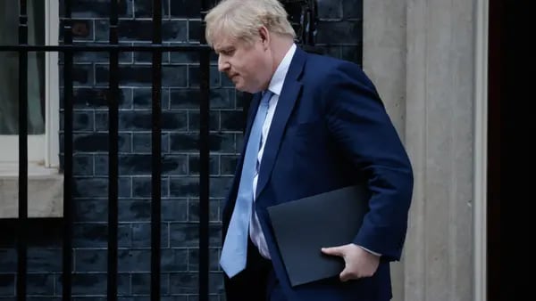 “Partygate”: Boris Johnson cantó “I Will Survive” mientras renovaba su equipodfd