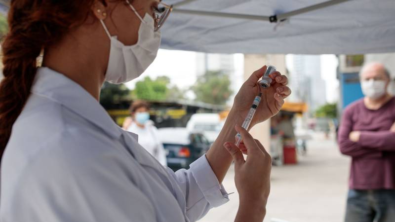 Impacto de ómicron en Brasil comienza a mostrarse pese a ‘apagón de datos’