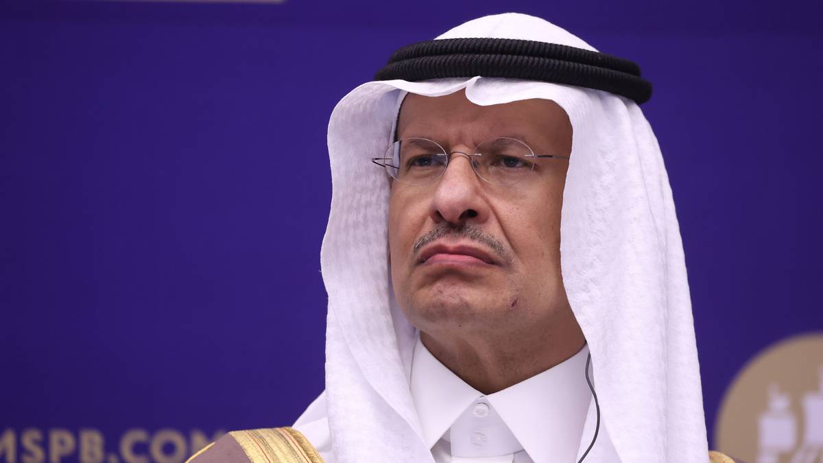 Arabia Saudita advierte a operadores no apostar en contra de precios del petróleo