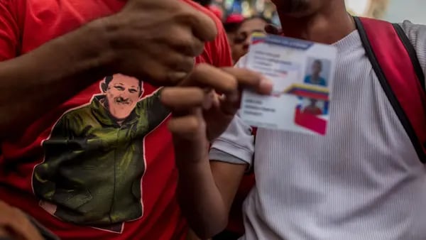 Venezuela politiza vacunación con tarjeta de subsidios de Estadodfd