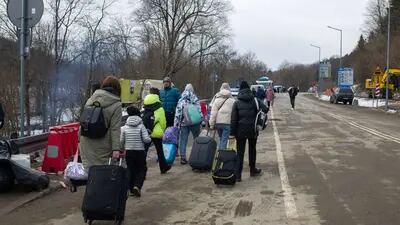 População cruza a fronteira próximo a Ustrzyki Dolne, na Polônia