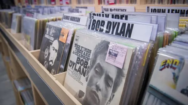 Subastan por US$1,76 millones una grabación de “Blowin’ in the wind” de Bob Dylandfd