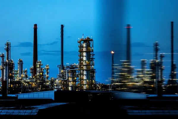 La refinería de petróleo PCK Schwedt, operada por PCK Raffinerie GmbH, filial de Rosneft Oil Co, en Schwedt, Alemania, el jueves 7 de abril de 2022. Fotógrafo: Krisztian Bocsi/Bloomberg