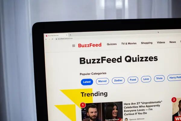 El sitio web de BuzzFeed en un ordenador arreglado en Hastings-on-Hudson, Nueva York, EE.UU., el lunes 6 de diciembre de 2021. Las acciones de BuzzFeed Inc. cayeron en su primer día de negociación, una señal de que los inversores desconfían de la compañía de medios digitales después de un inestable período previo a su debut público.