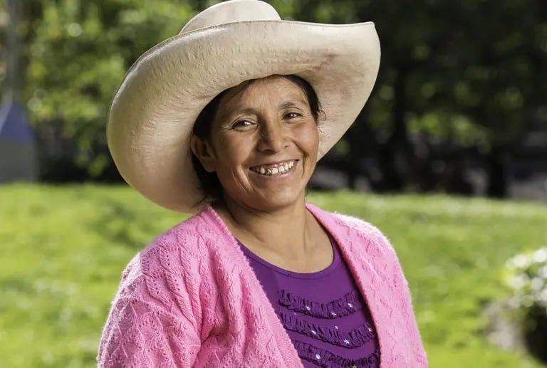 La agricultora peruana Máxima Acuña recibió el Premio Ambiental Goldman el 18 de abril de 2016, por liderar una batalla legal contra la corporación minera Yanacocha en Cajamarca, Perú. Vásquez y Sánchez de Francesch vieron su caso.dfd