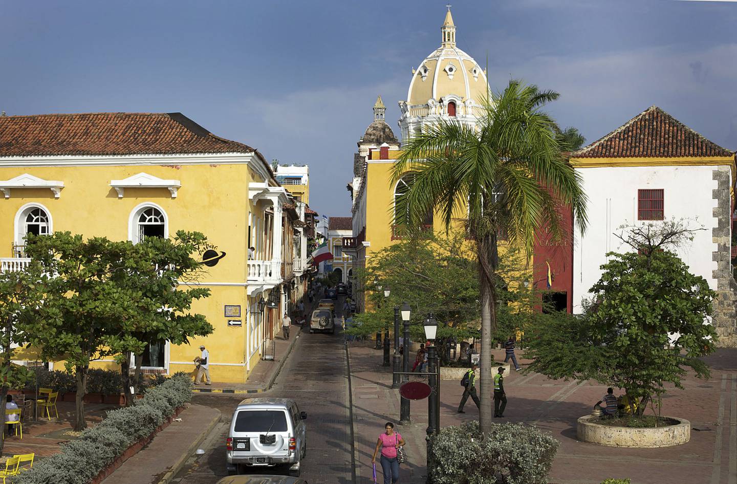Los autos circulan por la calle San Juan de Dios en Cartagena, Colombiadfd