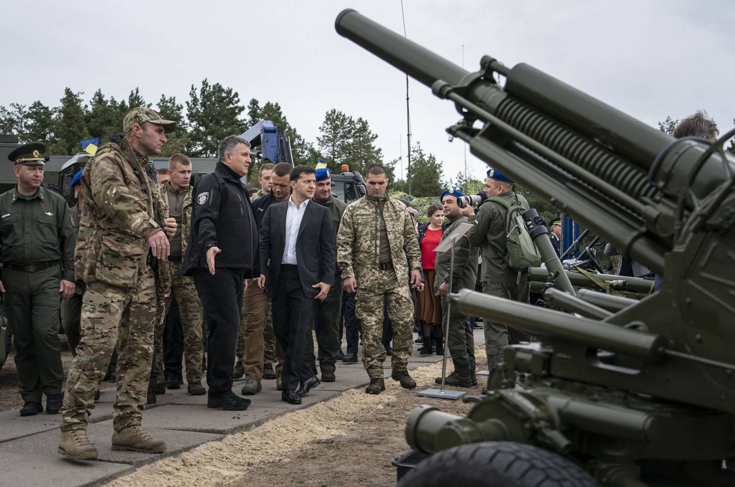 Volodymyr Zelenskiy inspecciona la artillería pesada durante un simulacro en Stare en 2019.