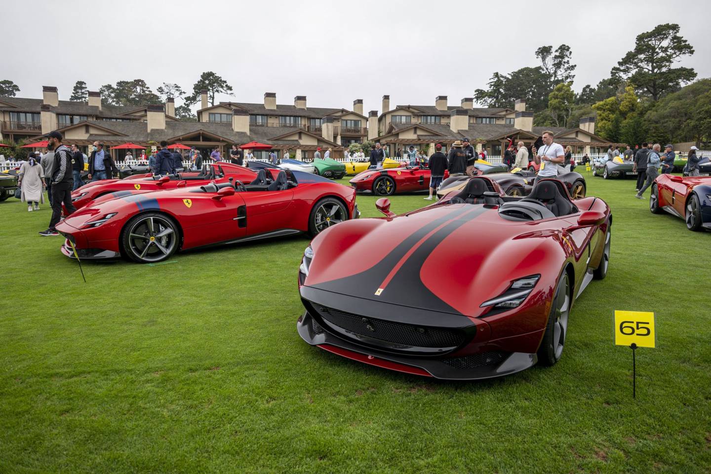 Incluso autos modernos y muy caros como este Ferrari Monza SP1 en el Concurso de Elegancia de Pebble Beach de 2021 en California se venden por siete cifras en las subastas en línea.