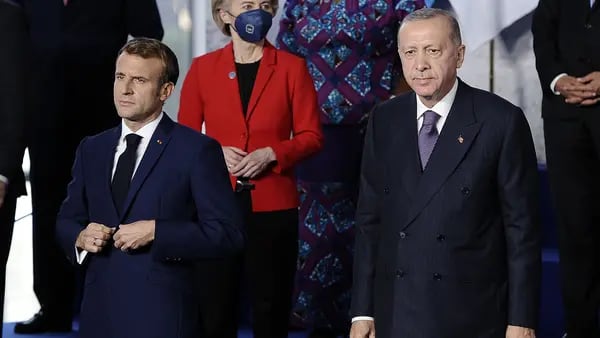 Macron y Erdogan renuncian a sus diferencias para presionar a Putindfd
